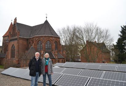 Auch bei wolkenverhangenem Himmel wird Strom produziert: Peter Kretschmer und Marlies Finke vor der Photovoltaik-Anlage auf dem Dach des Gemeindehauses. Foto: Oliver Krebs