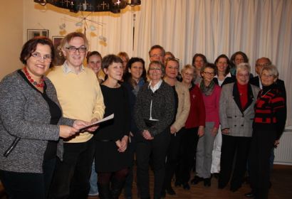 Die 16 neuen Sterbebegleiter des Ambulanten Hospizdienstes Burgwedel, Isernhagen, Wedemark mit Koordinatorin Ute Rodehorst (links). (Foto: Nicole Friederichsen/Hospizdienst)