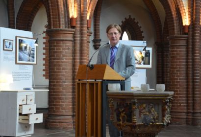 „Unser Glauben ist eine gemeinsame Ressource“: Rainer Kiefer führte in die Ausstellung in der Elisabethkirche ein. Foto: Andrea Hesse