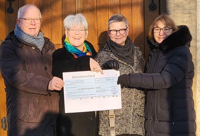 Gemeinsame Freude über die große Spende an die Tafel (von links): Kirchenvorsteher Heiko Fienemann, Jutta Holtmann und Heidrun Mühlbauer von der Tafel, Kirchenvorsteherin Jutta Köster. Foto: Jasmin Briem