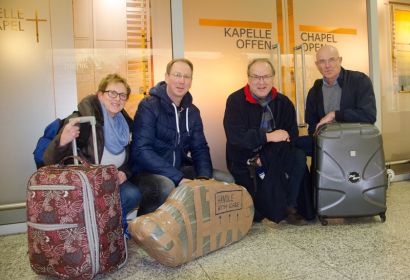 Kurz vor dem Abflug in Richtung Südafrika (von links): Dörte Behn-Hartwig, Arne Hallmann, Carl-Wilhelm Bodenstein-Dresler und Holger Grünjes mit dem gut verpackten Waldhorn. Foto: Andrea Hesse