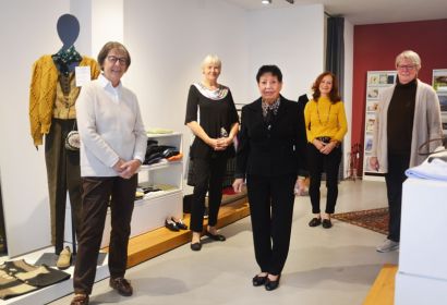 Hannelore Skrawa (Mitte) stieß mit „ihrer“ edelKreis-Schicht auf ihren runden Geburtstag an. Foto: Andrea Hesse