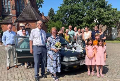 Segen an einem für sie besonderen Ort: Rita und Heiner Kischlat mit Familie und Freund*innen. Foto: Andrea Hesse