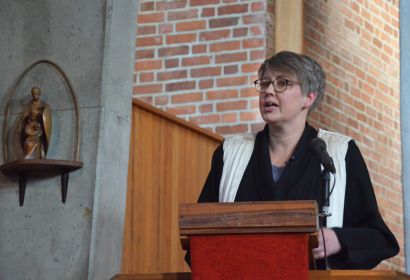 „Probieren Sie aus, was in dem Freiraum, den der Sonntag uns gibt, alles passieren kann“: Pastorin Sabine Behrens predigte in der Emmaus-Kirche. Foto: Andrea Hesse