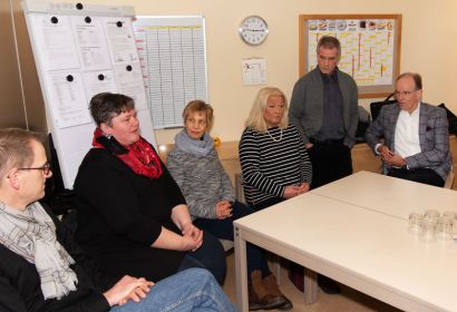 Bei seinem Besuch in Mellendorf kam Landesbischof Ralf Meister (rechts) mit Leitung und Erzieherinnen der Kita St. Georg ins Gespräch. Foto: Johannes Neukirch