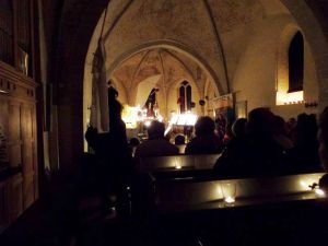 In der dunklen Kirche thematisierten die Frühgebete das Weggehen und Ankommen und die Furcht vor dem ersten Schritt ins Ungewisse. Fotos: Nora Schneider