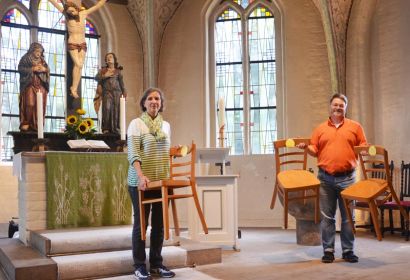 BU: Elke Seidlitz und Jens Blume planen die Aufstellung der Stühle, auf denen die Konfirmand*innen im Altarraum sitzen werden. Foto: Andrea Hesse