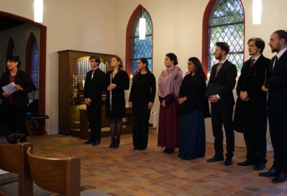 Elisabeth Fichte, Vorsitzende der Anja Fichte Stiftung, stellt die Musikerinnen und Musiker vor. Foto: Martina Paulmann