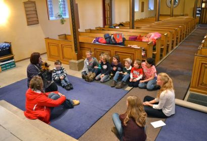 Neun Kinder hatten sich zur ersten Kinder-Kirchen-Nacht in St. Marcus in Wettmar eingefunden. Nach der Begrüßung wurde die Kirche erst einmal ausgiebig erkundet. (Foto: Hans Hermann Schröder)