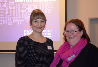 Kreisjugendpastorin Reni Kruckemeyer-Zettel (rechts) freute sich über den ebenso amüsanten wie fundierten Vortrag von Dr. Simone Liedtke. Foto: Andrea Hesse