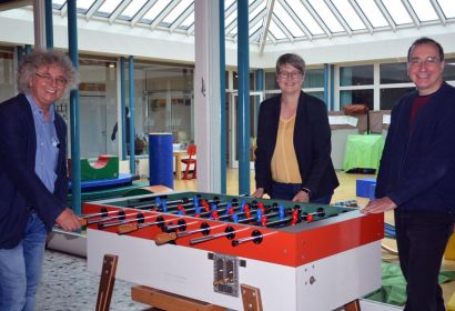 Wenn dein Kind dich morgen fragt … Falk Wook (von links), Sabine Behrens und Frank Foerster suchen in der Bibel nach Antworten auf drängende Fragen. Foto: Andrea Hesse