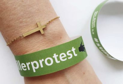 Ein grünes Armband: tägliche Erinnerung für sich selbst und für andere.