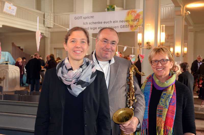 Die Organisatorinnen und Impulsgeberinnen Debora Becker (links) und Dörte Behn-Hartwig mit Musiker Lothar Krist. Foto: Andrea Hesse