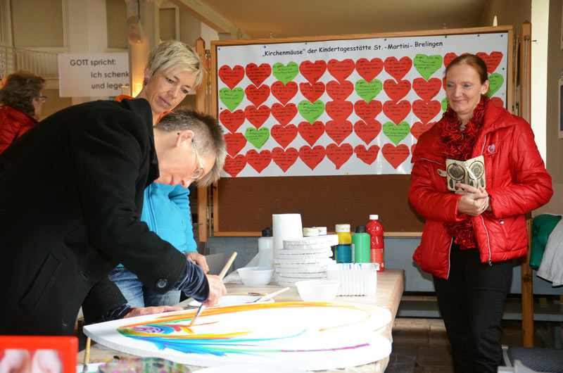 Ein farbenfrohes neues Herz: Lisa Sacht malt am Stand des Vereins „Kleine Herzen“ mit Kunsttherapeutin Anne Nissen (links) und der Vorsitzenden Ira Thorsting. Foto: Andrea Hesse