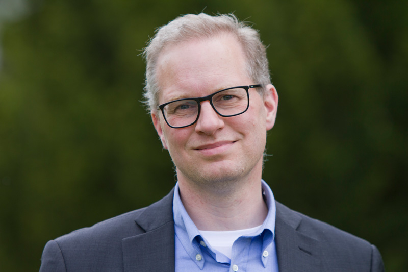 HAZ-Redakteur Simon Benne spricht am 1. Januar in Godshorn zur Jahreslosung. Foto: Samantha Franson