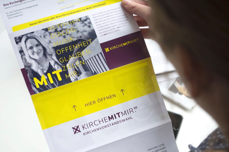 Modern und emotional anpsrechend: Die Wahlbenachrichtigung in Form eines Selfmailers wird ab 6. Februar von den Gemeindebüros verschickt. Foto: gobasil