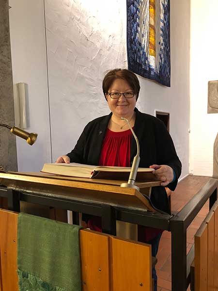 Lektorin Susann Lichterfeld steht gern ehrenamtlich auf der Kanzel ihrer Matthias-Claudius-Gemeinde in Langenhagen.