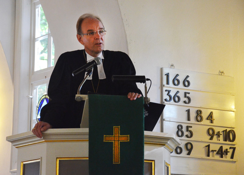 Landesbischof Ralf Meister sieht in dem neuen Feiertag große Chancen, miteinander ins Gespräch zu kommen. Foto: Andrea Hesse