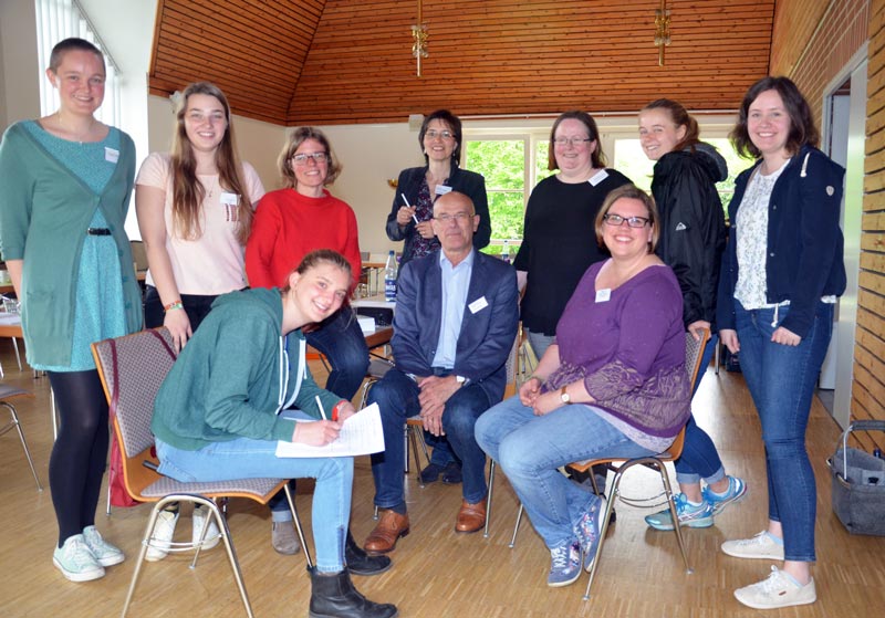 Annäherung an das Glück: das Team der Organisatorinnen mit Susanne Niemeyer (hinten, 3. von links), Superintendent Holger Grünjes und Teilnehmerinnen der Schreibwerkstatt. Foto: Andrea Hesse