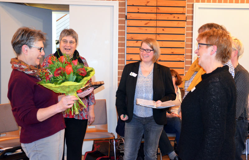 Blumen, kleine Geschenke und ganz viel Anerkennung: Petra Wegner (von links), Wibke Lonkwitz und Dörte Behn-Hartwig verabschieden Doris Stadler. Foto: Andrea Hesse