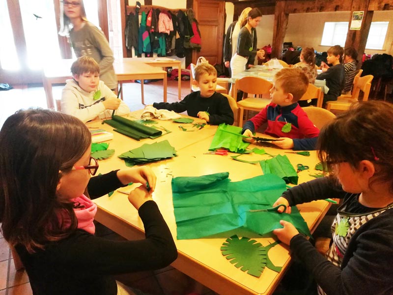 Gemeinsamkeit beim Basteln, Singen und Beten. Foto: Julia Krohmer