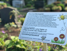Ein Schild am Bienengarten informiert die Besucherinnen und Besucher. Foto: Pascal Bade
