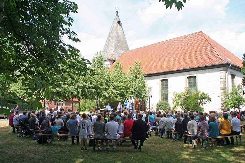 Die Martinskirchengemeinde eröffnete ihr Gemeindefest Happy Martini mit einem Familiengottesdienst unter freiem Himmel.