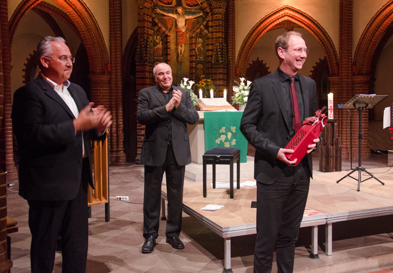Applaus für die Musiker und eine besondere Konzert-Idee (von links): Gastgeber Olaf Krause, Saxophonist Lothar Krist und Kantor Arne Hallmann. Foto: Andrea Hesse