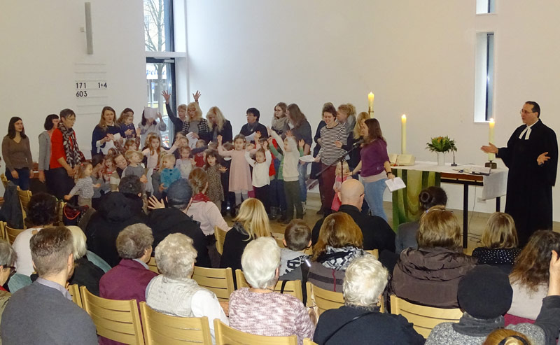 Kinder und Erzieherinnen der St.-Paulus-Kita begrüßten Jochen Lorenz in einem fröhlichen Gottesdienst. Foto: GunterM