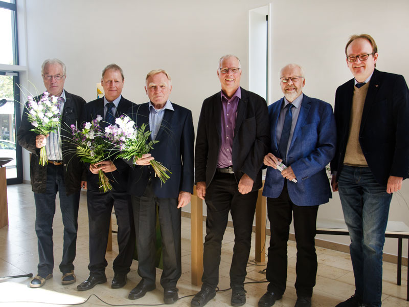 Blumen für drei Engel (von links): Heiko Huntebrinker, Wilhelm Zabel, Hartmut Voß, Harald Gerke, Holger Hornbostel und Rainer Müller-Jödicke während der Andacht in der Langenhagener St.-Paulus-Kirche. Foto: Andrea Hesse