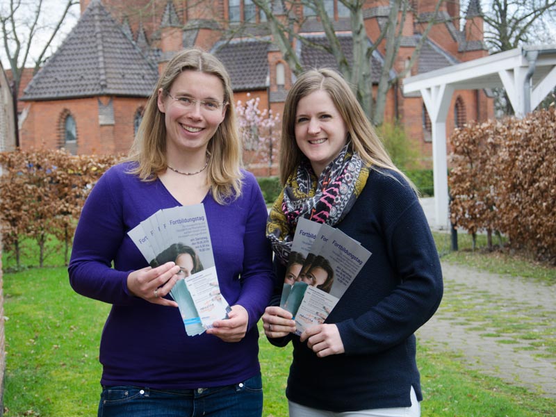 Anne Basedau (links) und Anika Schneider laden herzlich zum Fortbilungstag ein. Foto: Andrea Hesse