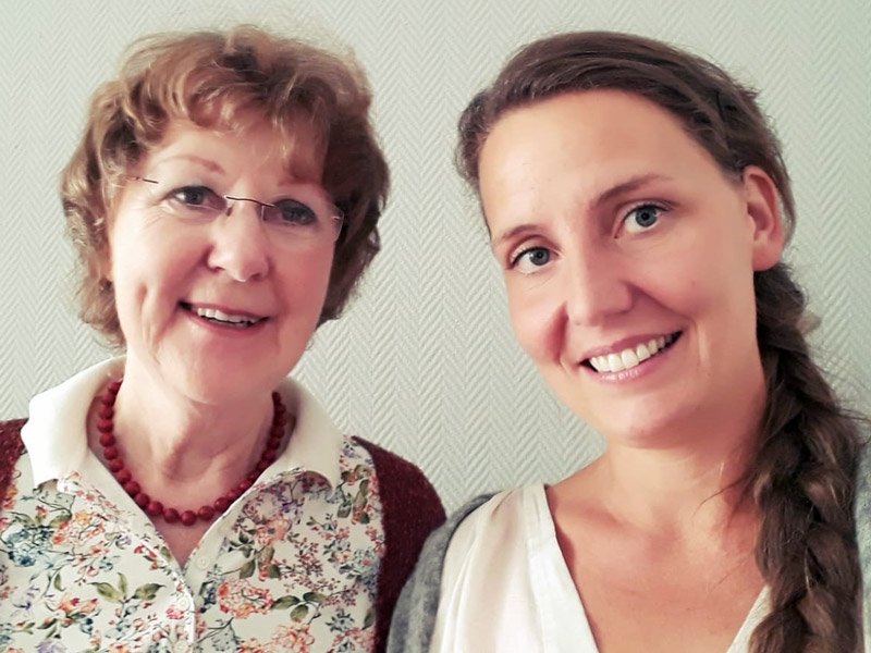 Monika v. Moller (links) und Kathrin Linde setzen sich mit dem Verhältnis von Müttern und Großmüttern auseinander.