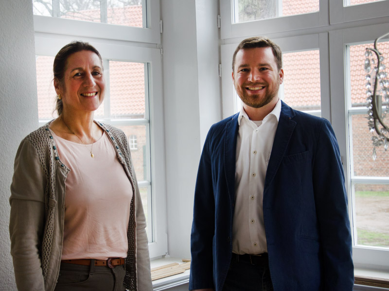 Ute Weiß und Maik Schwarz im frisch sanierten Elzer Pfarrhaus. Es ist das älteste Gebäude in der Wedemark. Foto: Andrea Hesse