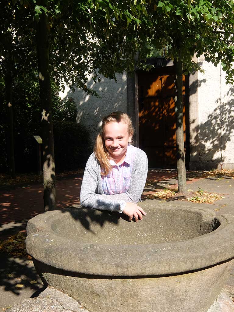Manja ist schon als Kindergartenkind gern zum Engelbosteler Taufbecken gegangen. (Foto: Rainer Müller-Jödicke)