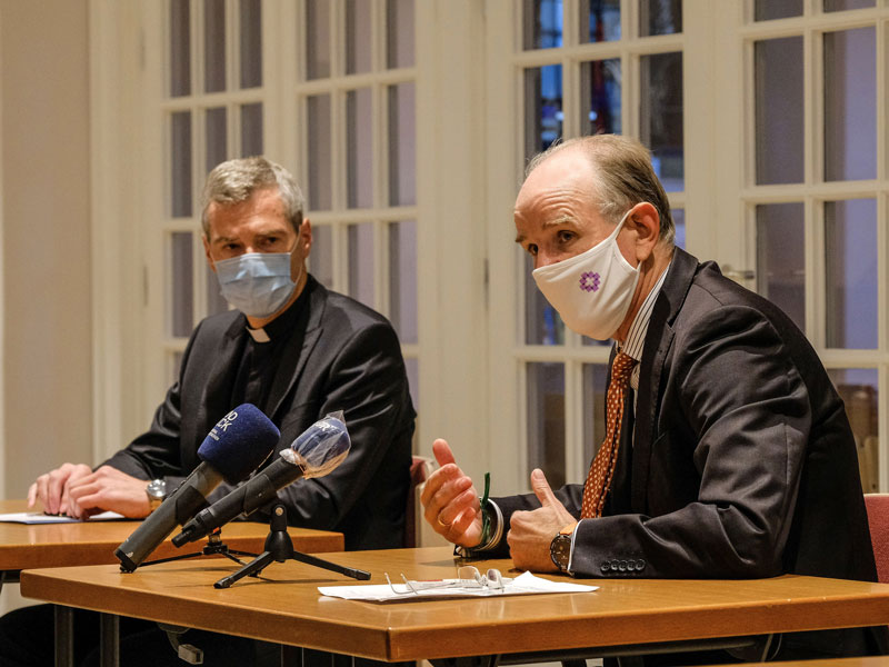Bischof Heiner Wilmer (links) und Landesbischof Ralf Meister stellten die gemeinsame Erklärung der Bischöfe vor. Foto: Jens Schulze