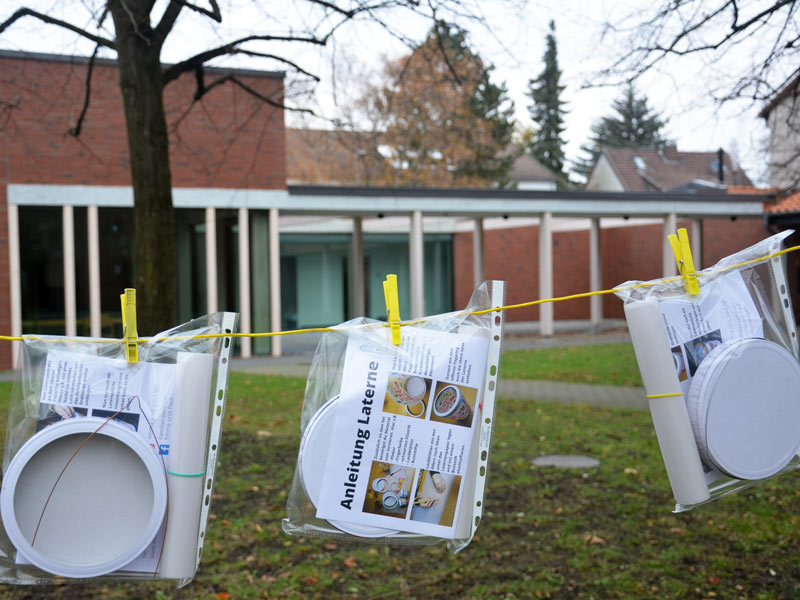 Vor dem Gemeindehaus der Emmauskirche in Langenhagen können Bastelsets von der Wäscheleine gepflückt werden. Foto: Andrea Hesse