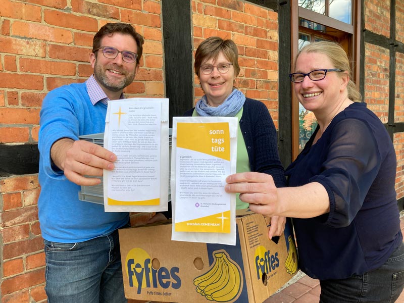 Pastor Thorsten Buck (von links), Diakonin Beate Harms und Pastorin Wibke Lonkwitz laden mit der Sonntagstüte zur Andacht am Frühstückstisch ein. Foto: Heike Rinne