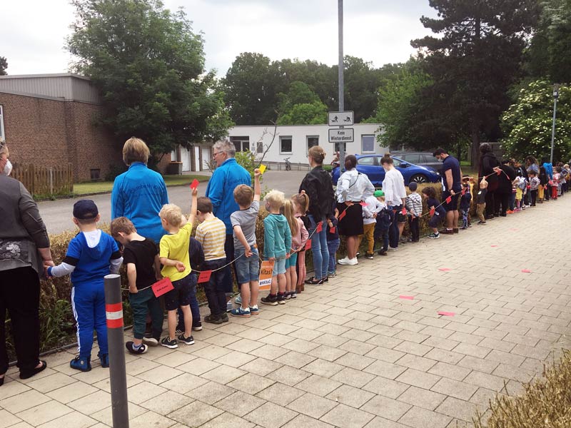 Kinder, Eltern und Erzieherinnen der Elisabeth-Kindertagesstätte zeigten der Politik die Rote Karte. Foto: Andrea Hesse