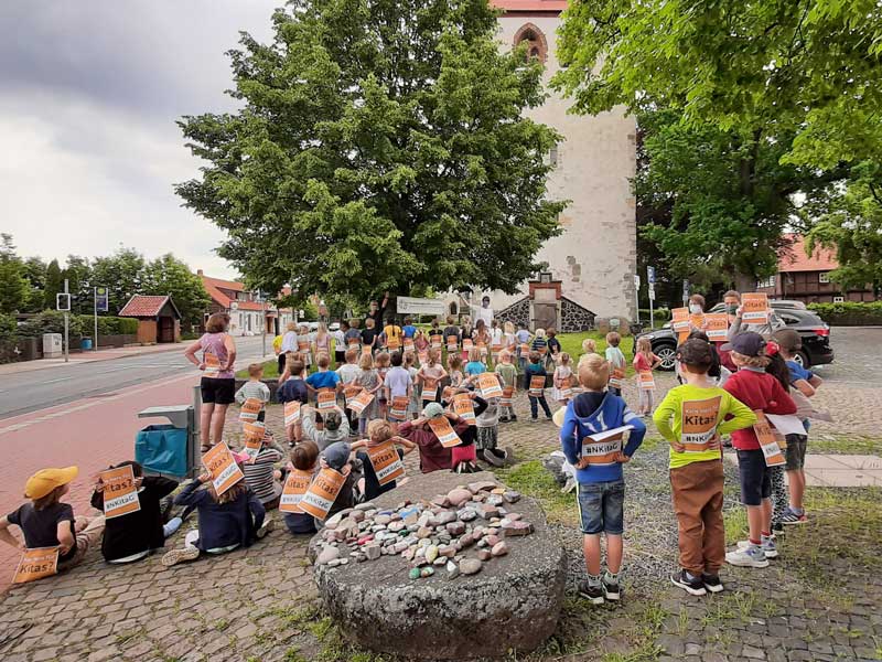 „Kein Herz für Kitas?“ fragten Kinder der Kindertagesstätte St. Marien Isernhagen.