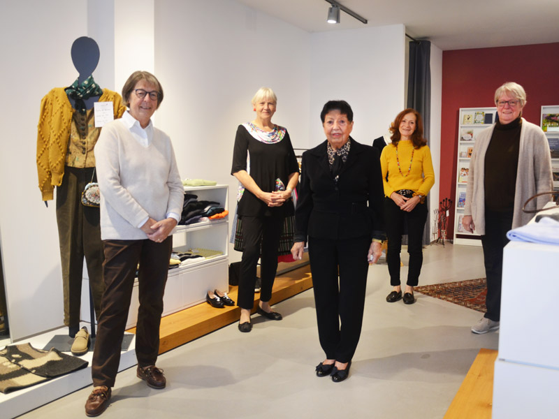 Hannelore Skrawa (Mitte) stieß mit „ihrer“ edelKreis-Schicht auf ihren runden Geburtstag an. Foto: Andrea Hesse