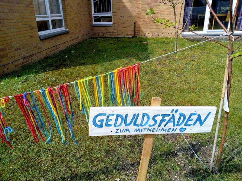 Bunte Geduldsfäden flattern in der Matthias-Claudius-Gemeinde im Wind. Foto: Gerlinde Greeske