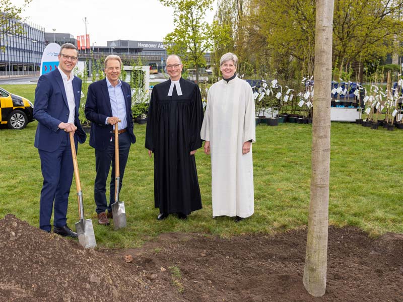 Segen für eine junge Rotbuche (von links): Prof. Dr. Martin Roll, Dr. Raoul Hille, Karl-Martin Harms und Annette Burchardt. Foto: Marek Kruszewski, HAJ