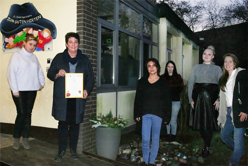 Auch das Team der evangelischen Kita Zum Guten Hirten Godshorn freute sich mit Kathrin Linde (rechts) über den erfolgreichen Abschluss des Projektes. Foto: privat