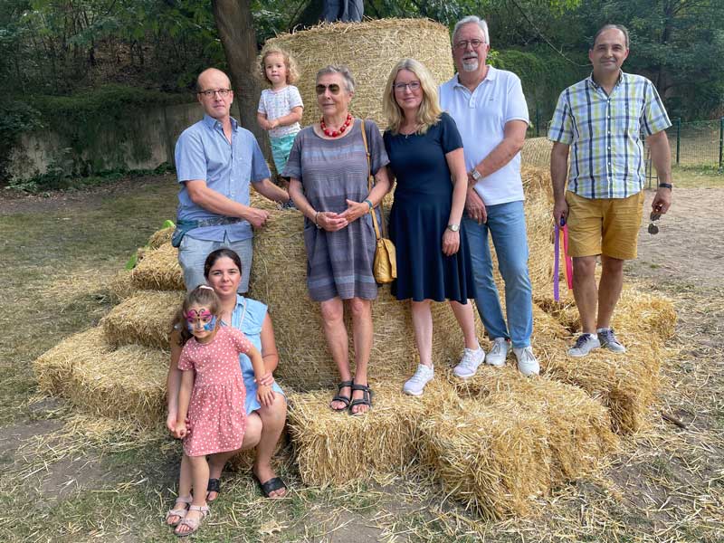 Mit vielen Gästen feierten sie 60 Jahre Emmaus-Kita: Heviya und Zara Tomen (von links), Marco und Madita Back, Marion Doering, Anja Quast, Jörg Meier und Vedat Tomen. Foto: Oliver Krebs