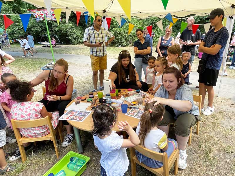 Seit Jahrzehnten immer wieder ein Spaß bei Kita-Festen: bunt geschminkte Kindergesichter. Foto: Oliver Krebs