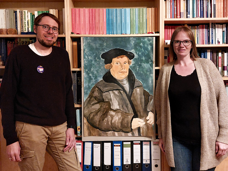 Jessica Jähnert-Müller und Sebastian Müller nehmen Martin Luther in die Mitte: Am 31. Oktober gestalten sie einen Regionalgottesdienst zum Reformationstag. Foto: Hannes Müller
