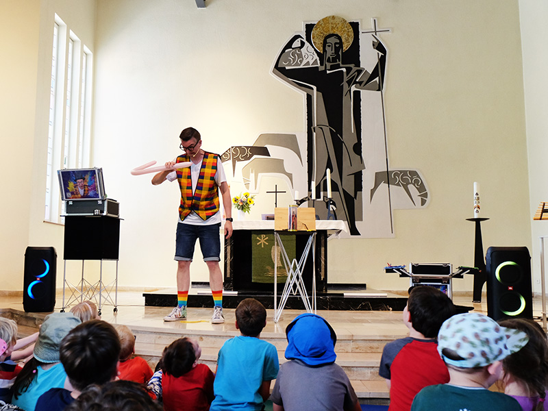Zauberhaft: Der GROSSEtobini in der Godshorner Kirche. Foto: Bettina Praßler-Kröncke