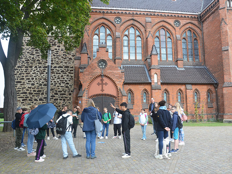 Kurzer Input auf dem Kirchplatz: Wie benimmt man sich in einer Kirche oder Moschee? Foto: Andrea Hesse