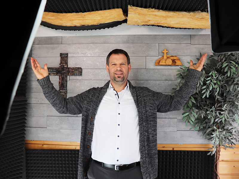 Pastor Marc Gommlich in seinem Aufnahmestudio. Foto: Ev.-luth. Elia-Kirchengemeinde