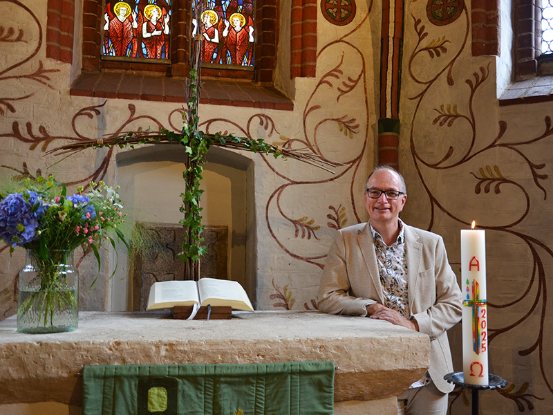 Karl-Martin Harms am Altar in St. Nikolai – ein Kleinod, wie er sagt. Foto: Andrea Hesse